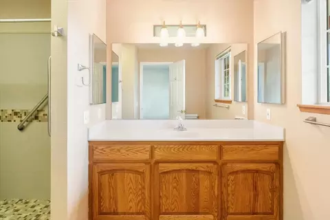 Bath - 332 Alpine Dr, Mount Shasta, CA 96067 photo 2 of 3