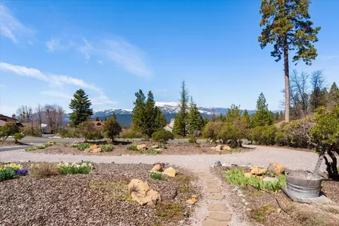 Exterior - 332 Alpine Dr, Mount Shasta, CA 96067 photo 4 of 8