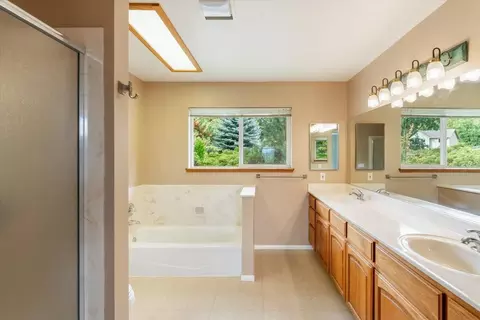 Bath - 332 Alpine Dr, Mount Shasta, CA 96067 photo 1 of 3