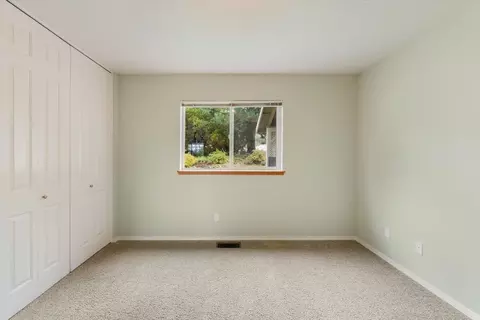 Bedroom - 332 Alpine Dr, Mount Shasta, CA 96067 photo 2 of 4