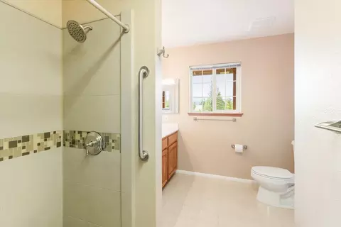 Bath - 332 Alpine Dr, Mount Shasta, CA 96067 photo 3 of 3