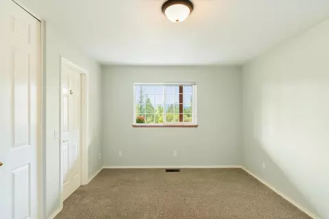 Bedroom - 332 Alpine Dr, Mount Shasta, CA 96067 photo 4 of 4
