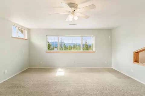 Living - 332 Alpine Dr, Mount Shasta, CA 96067 photo 5 of 5