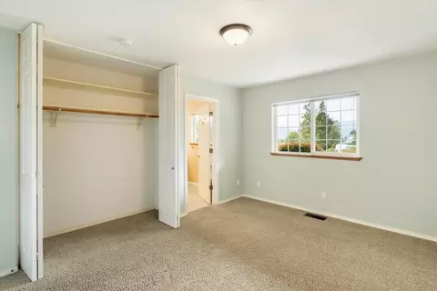 Bedroom - 332 Alpine Dr, Mount Shasta, CA 96067 photo 3 of 4