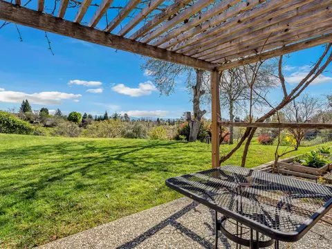 Exterior - 370 River Park Dr, Redding, CA 96003 photo 7 of 11