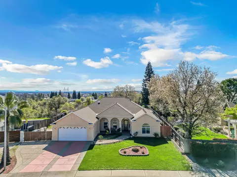 370 River Park Dr, Redding, CA 96003