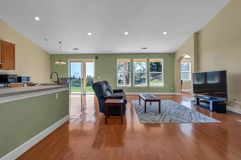 Living - 370 River Park Dr, Redding, CA 96003 photo 1 of 2