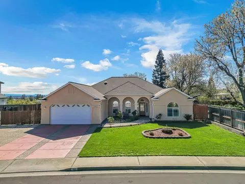 370 River Park Dr, Redding, CA 96003