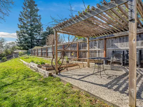 Exterior - 370 River Park Dr, Redding, CA 96003 photo 6 of 11