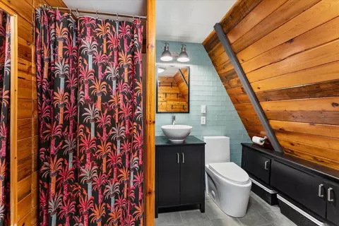 Bath - 1289 Arizona St, Redding, CA 96002 photo 1 of 1