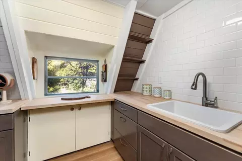 Kitchen - 1289 Arizona St, Redding, CA 96002 photo 2 of 2