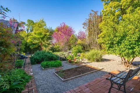 Exterior - 1289 Arizona St, Redding, CA 96002 photo 13 of 21