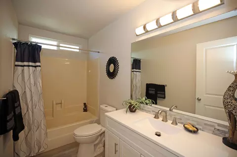 Bath - 4288 Bradley Dr, Redding, CA 96003 photo 1 of 2