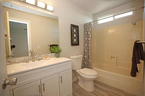 Bath - 4288 Bradley Dr, Redding, CA 96003 photo 2 of 2