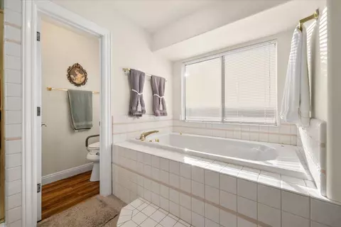 Bath - 2995 Howard Dr, Redding, CA 96001 photo 2 of 6