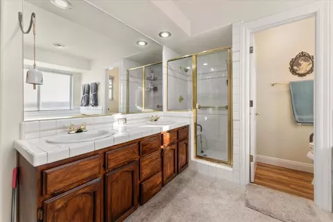 Bath - 2995 Howard Dr, Redding, CA 96001 photo 2 of 5