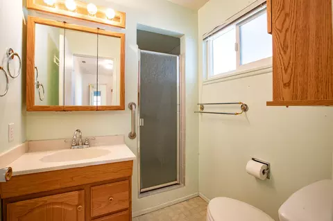 Bath - 2100 Deerfield Ave, Redding, CA 96002 photo 1 of 4
