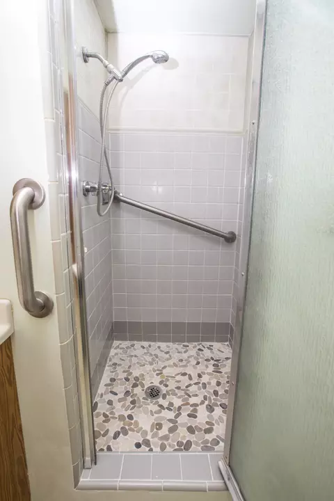 Bath - 2100 Deerfield Ave, Redding, CA 96002 photo 2 of 4