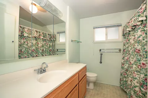 Bath - 2100 Deerfield Ave, Redding, CA 96002 photo 4 of 4