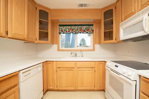 Kitchen - 2100 Deerfield Ave, Redding, CA 96002 photo 2 of 2