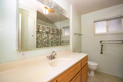 Bath - 2100 Deerfield Ave, Redding, CA 96002 photo 3 of 4