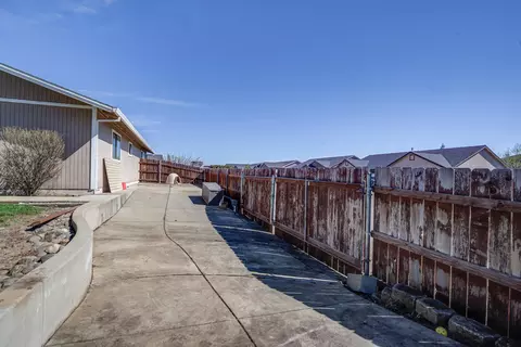 Exterior - 11326 Puffin Way, Redding, CA 96003 photo 5 of 6
