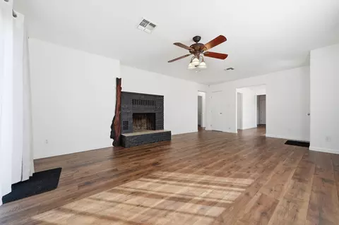 Living - 890 Parsons Dr, Redding, CA 96002 photo 3 of 3