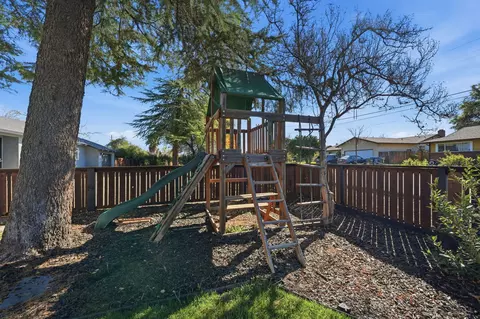Exterior - 890 Parsons Dr, Redding, CA 96002 photo 7 of 20