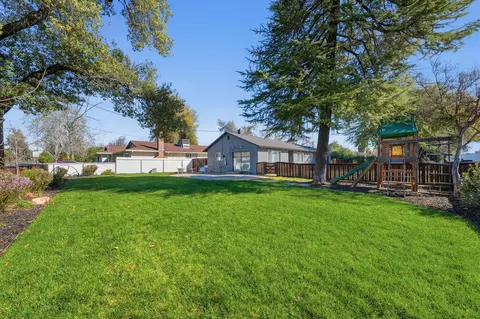 890 Parsons Dr, Redding, CA 96002