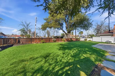 Exterior - 890 Parsons Dr, Redding, CA 96002 photo 6 of 20
