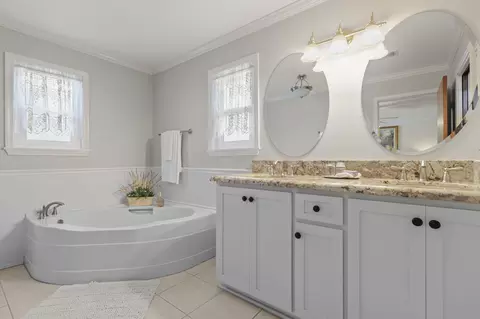 Bath - 7036 Tucker Ln, Redding, CA 96002 photo 2 of 4