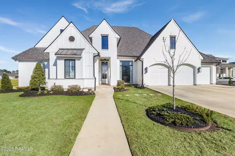 105 Trailing Oaks Dr, Youngsville, LA 70592