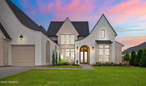 207 Sunset Palm Ct, Youngsville, LA 70592