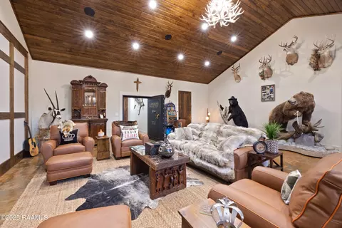 Living - 235 N Fieldspan Rd, Scott, LA 70583 photo 2 of 2
