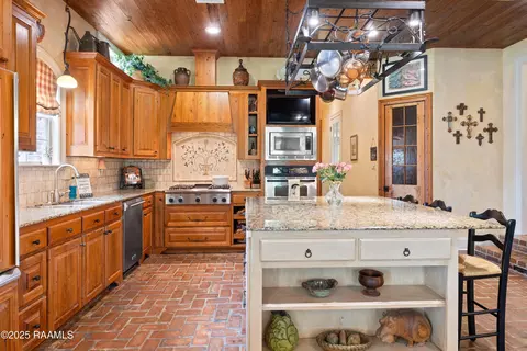 Kitchen - 103 Masterspoint Dr, Broussard, LA 70518 photo 2 of 3