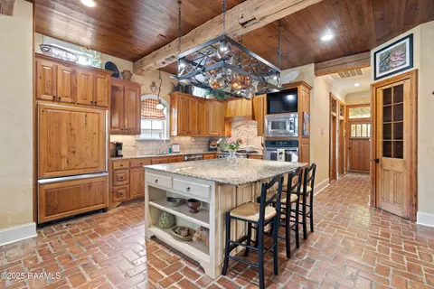 Kitchen - 103 Masterspoint Dr, Broussard, LA 70518 photo 3 of 3