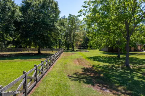 1630 Hebert Ln, Saint Martinville, LA 70582