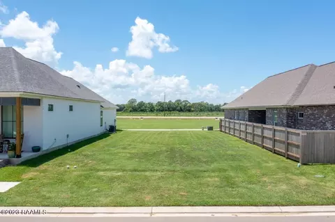 108 Oak Village Dr, Scott, LA 70583