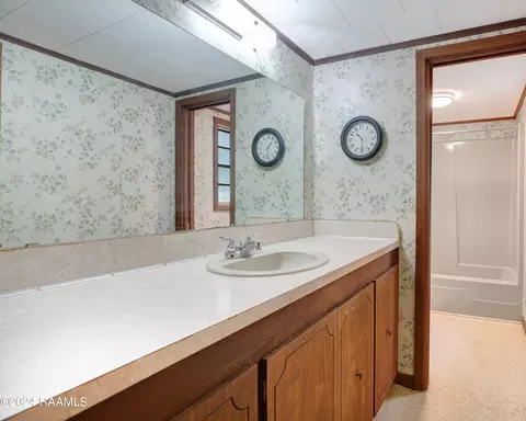Bath - 1408 Thomas St, Franklin, LA 70538 photo 1 of 2