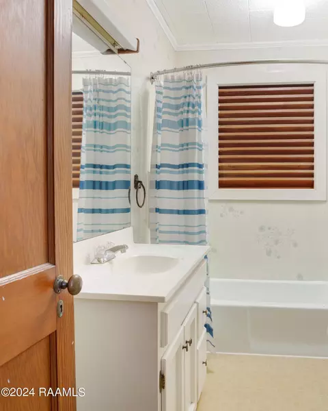 Bath - 1408 Thomas St, Franklin, LA 70538 photo 2 of 2