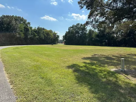 12210 Lake Breeze Dr, Erath, LA 70533