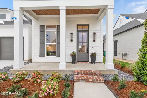 207 Crossbill Dr, Lafayette, LA 70508