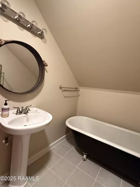 Bath - 121 N 9th St, Eunice, LA 70535 photo 1 of 3