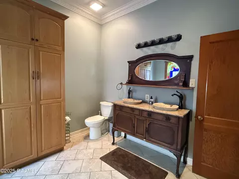Bath - 121 N 9th St, Eunice, LA 70535 photo 2 of 3