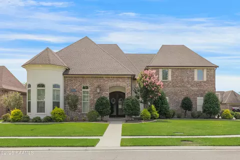 105 Quiet Oaks Dr, Youngsville, LA 70592