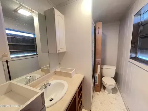 Bath - 1109 N Guidry Ave, Kaplan, LA 70548 photo 1 of 1