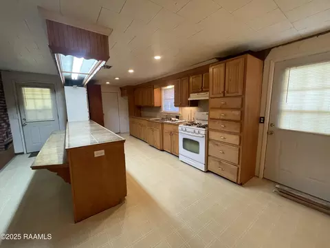 Kitchen - 1109 N Guidry Ave, Kaplan, LA 70548 photo 1 of 2
