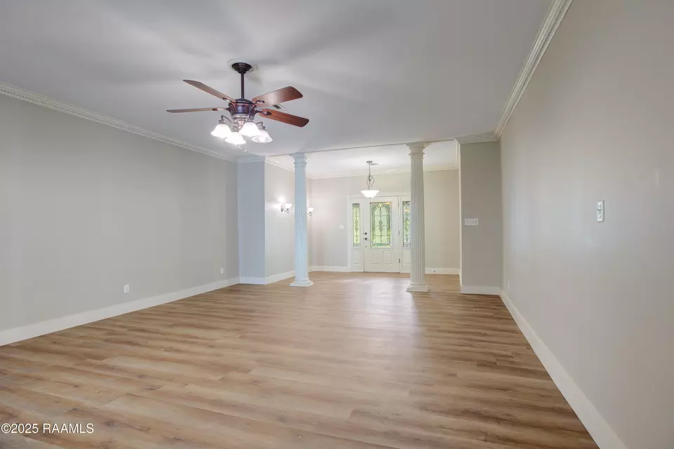 Living - 122 Barbour Dr, Franklin, LA 70538 photo 2 of 3