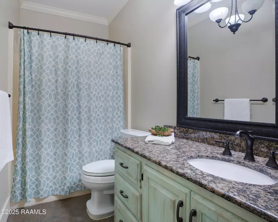 Bath - 122 Barbour Dr, Franklin, LA 70538 photo 1 of 3