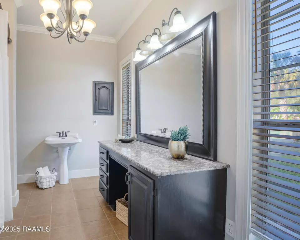 Bath - 122 Barbour Dr, Franklin, LA 70538 photo 2 of 3